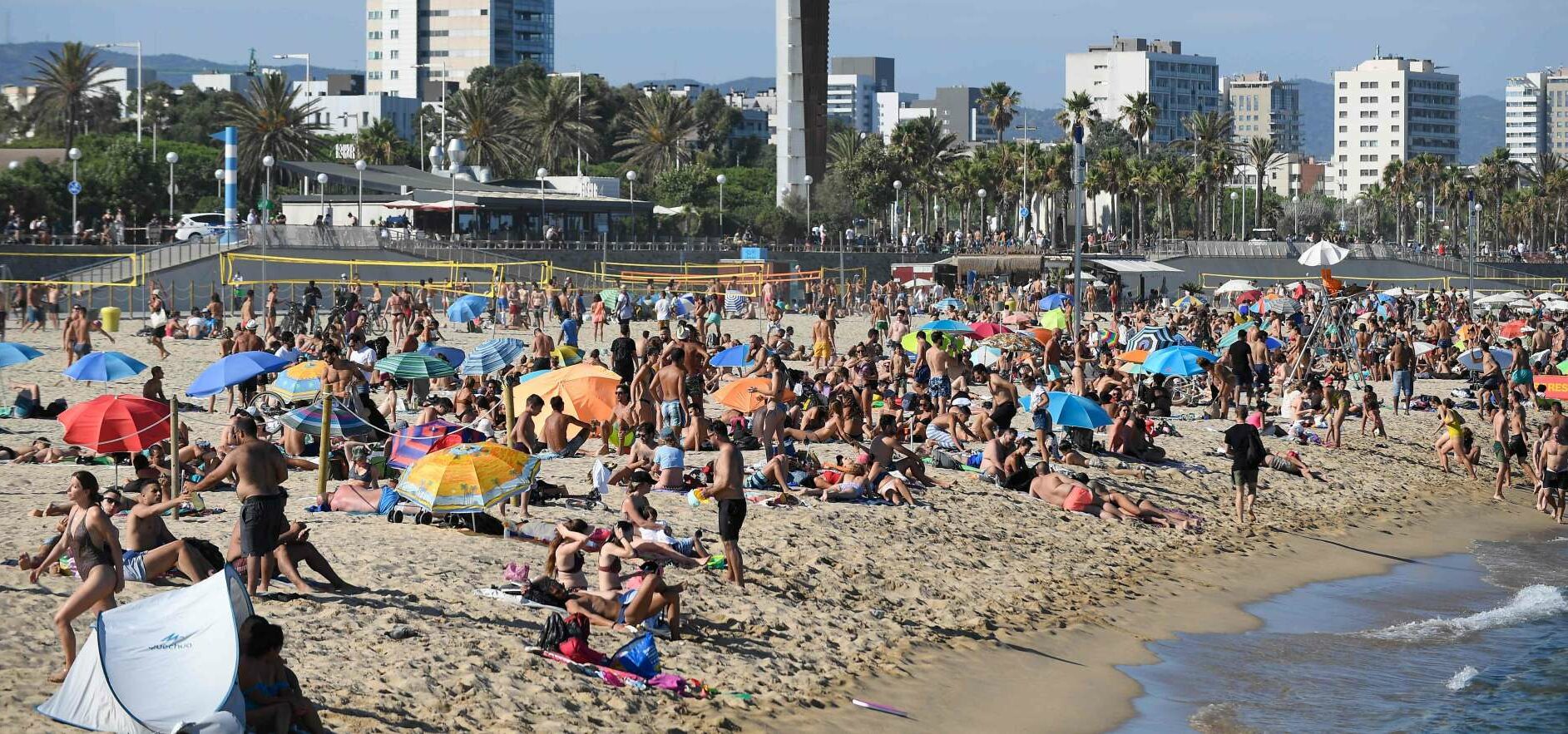 Die spanische Idylle wie hier am Strand von Barcelona trügt: Dem Land stehen wirtschaftlich harte Zeiten bevor.