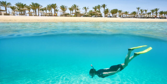 Bei Wassersportlern sind Ägyptens Tourismuszentren am Roten Meer beliebt. Derzeit versperren aber internationale Zweifel an Ägyptens Infektionszahlen den Zugang.