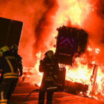 Eine riesige Feuersäule legte den Verkehr auf der Westautobahn lahm. Noch ist unklar, warum das Fahrzeug in Brand geraten war.