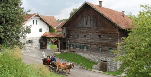 Als typischer Innviertler Vierseithof präsentiert sich das Freilichtmuseum Brunnbauerhof in Andorf.