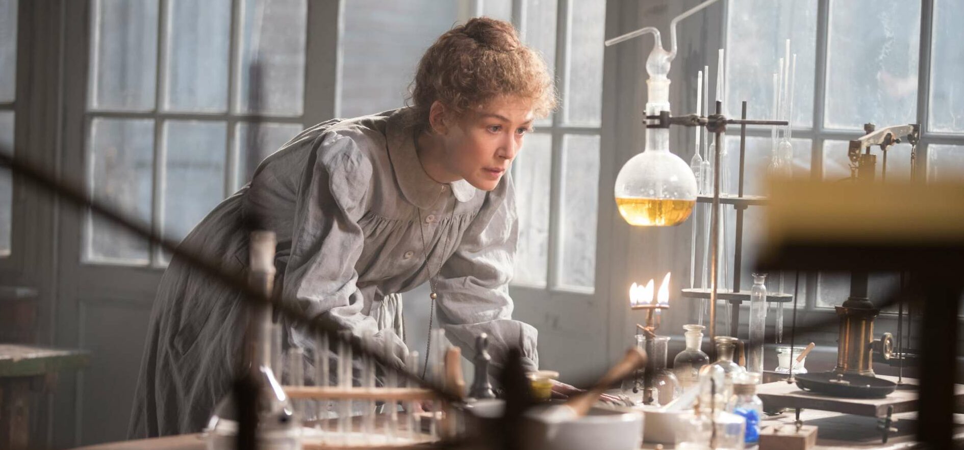 Rosamund Pike schlüpft in „Marie Curie — Elemente des Lebens“ in die Rolle der polnischen Chemikerin und Physikerin, einer visionären Pionierin und zweifachen Nobelpreisträgerin.