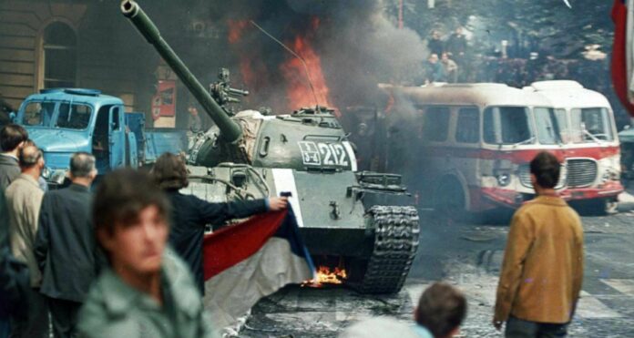 Der „Prager Frühling“, von sowjetischen Panzern niedergewälzt