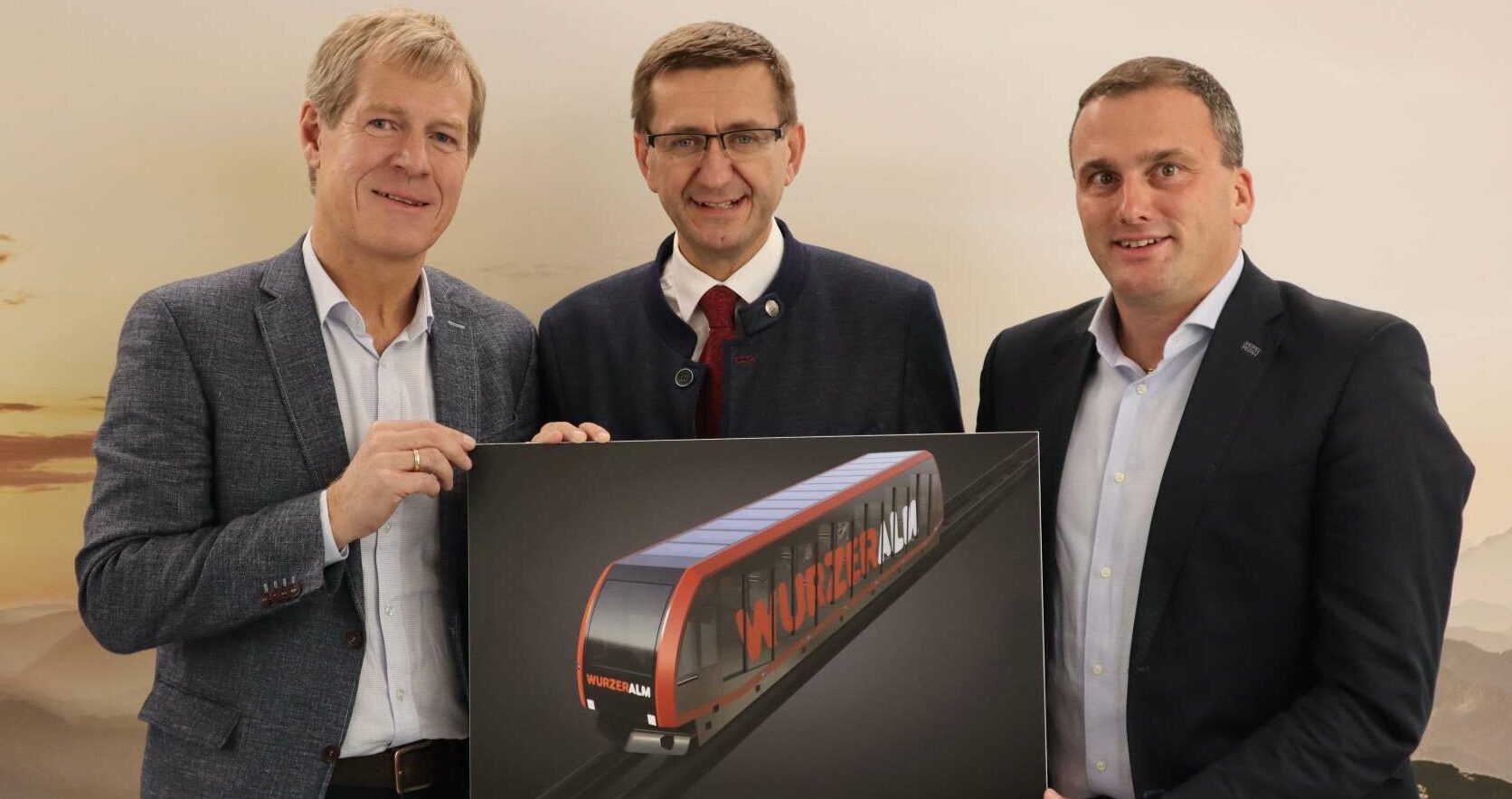 (v. l.): Holzinger, Wirtschafts-Landesrat Markus Achleitner und Rainer Rohregger (Co-Vorstand der Hinterstoder Wurzeralm Bergbahnen AG)