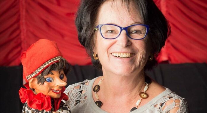Ihre Rolle und der Kontakt mit den Kindern hält sie jung: Puppenspielerin Christa Koinig samt Kasperl.