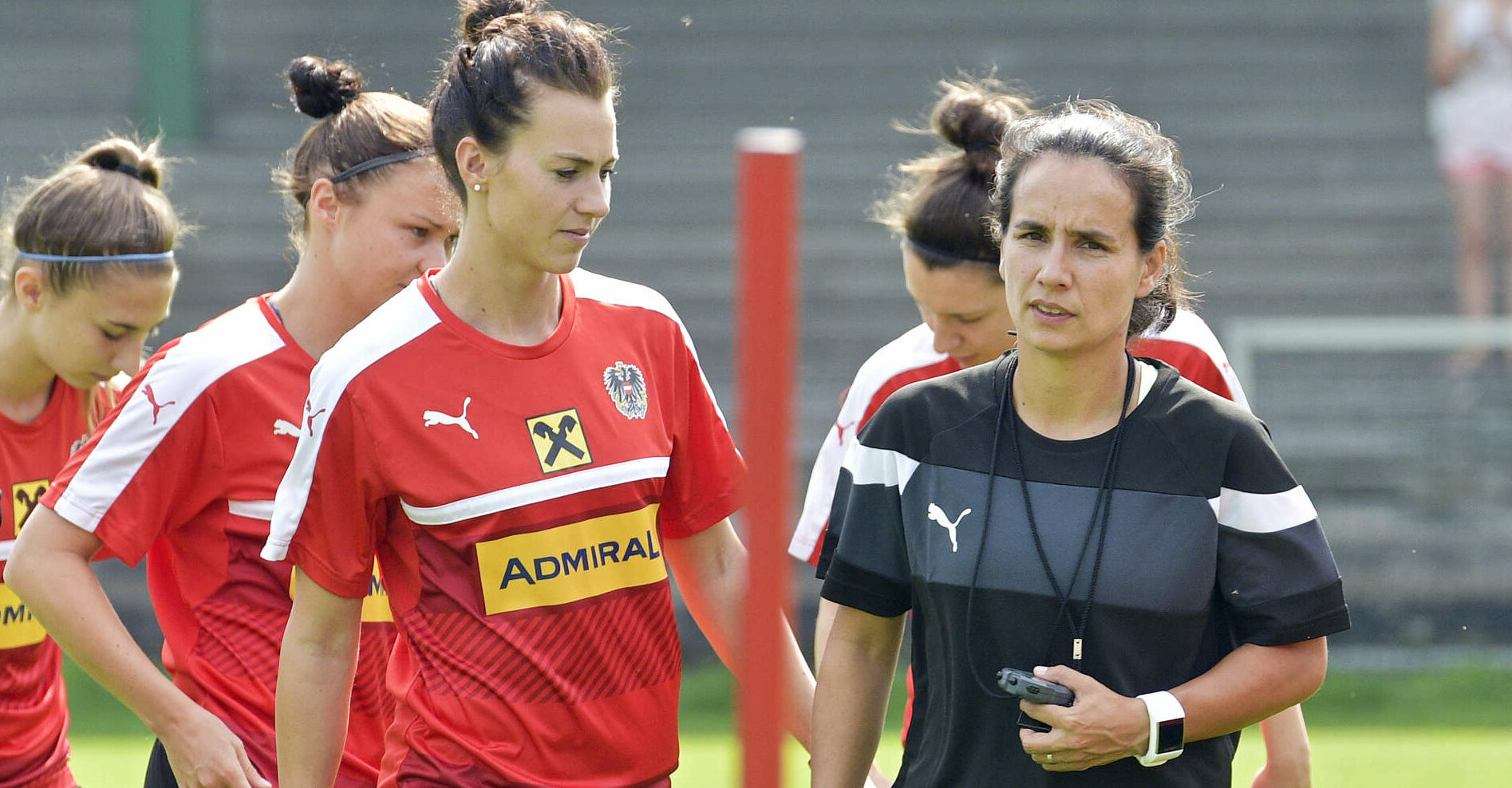 Irene Fuhrmann (r. mit Kapitänin Viktoria Schnaderbeck) könnte von der langjährigen Assistentin zur Cheftrainerin aufsteigen.