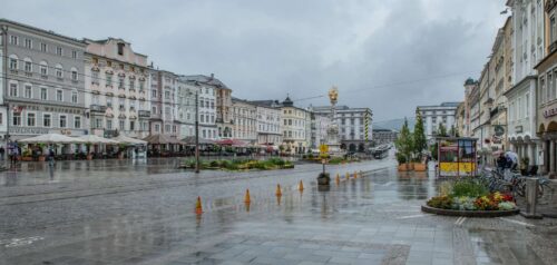 Weitgehend autofrei präsentiert sich der Linzer Hauptplatz seit Mittwoch. Nach dem missglückten Start könnte das Projekt allerdings bald schon wieder Geschichte sein.