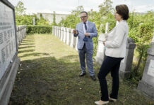 Mit dem Präsidenten der jüdischen Gemeinde in Graz, Elie Rosen, besuchte Ministerin Karoline Edtstadler am Freitag auch den jüdischen Friedhof in Graz. Rosen begrüßte die angekündigten Maßnahmen gegen den Antisemitismus, das jüdische Leben dürfe sich nicht in die Opferrolle drängen lassen.