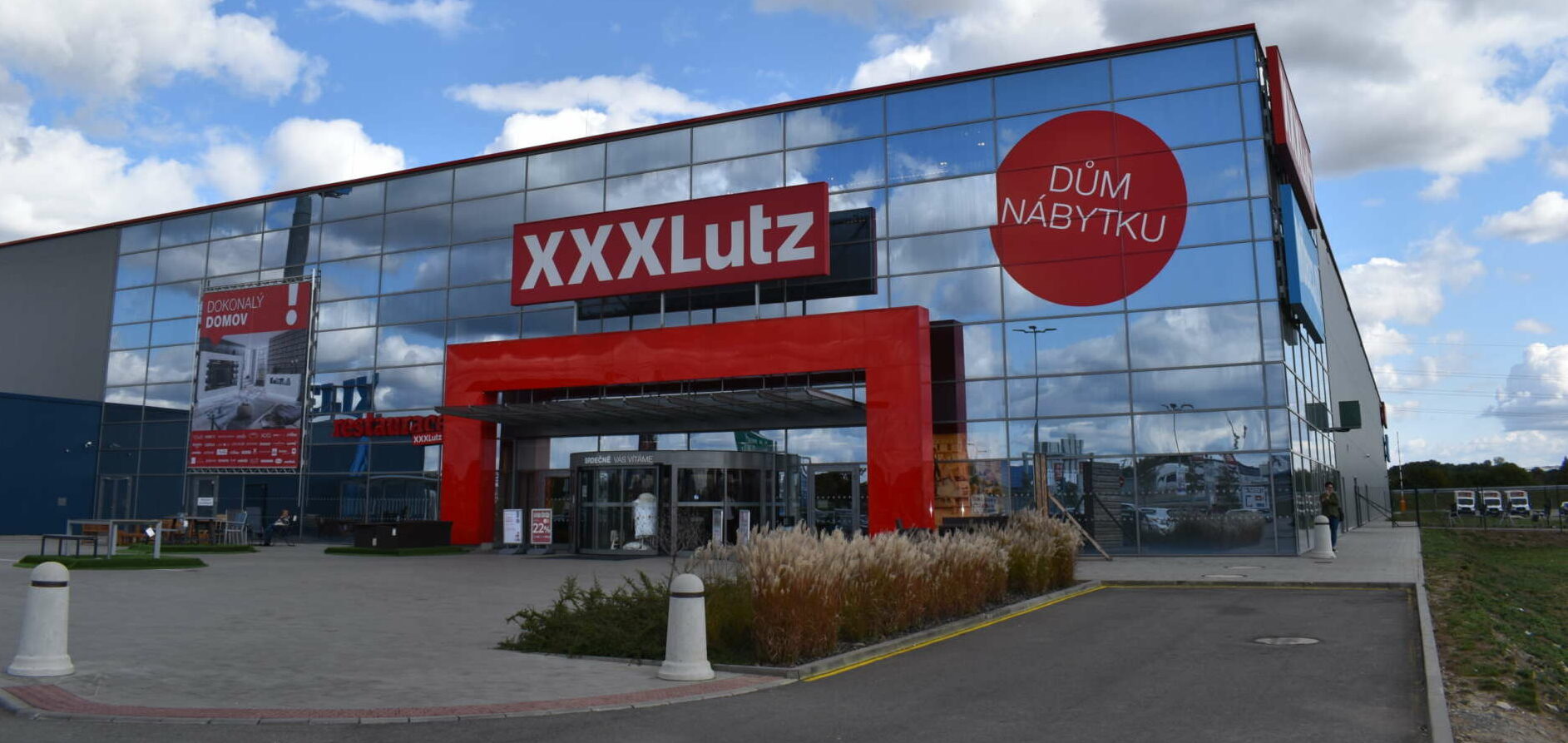 Sieben im Vorjahr übernommene ehemalige Kika-Filialen wurden am Montag in Tschechien unter der Marke XXXLutz neu eröffnet.
