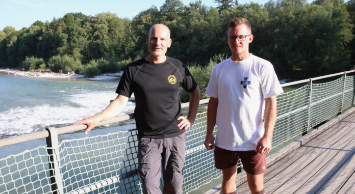 Dietmar Ramsner (l.) und Roland Ellek waren in Steyr die ersten Wasserretter vor Ort. Sie sind erleichtert, dass den Burschen nichts passiert ist, mahnen aber bei Bootstouren in Fließgewässern zur Vorsicht.