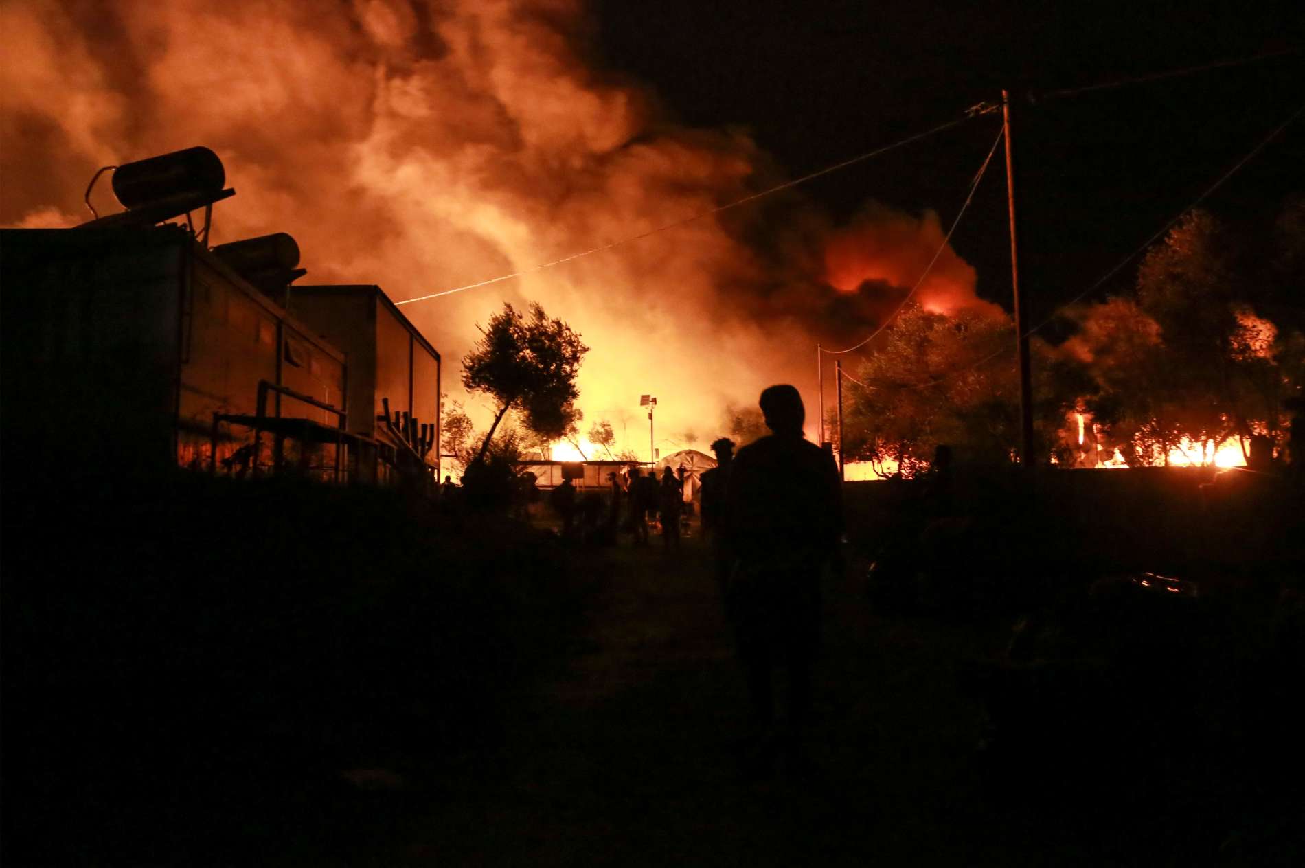 Oben: In der Nacht brannten die meisten Teile des riesigen Camps völlig aus. Rechts: Noch am Morgen waren nicht alle Brände unter Kontrolle.Am nächsten Tag wurde das Ausmaß der Schäden sichtbar: Fast das ganze Lager ist zerstört.