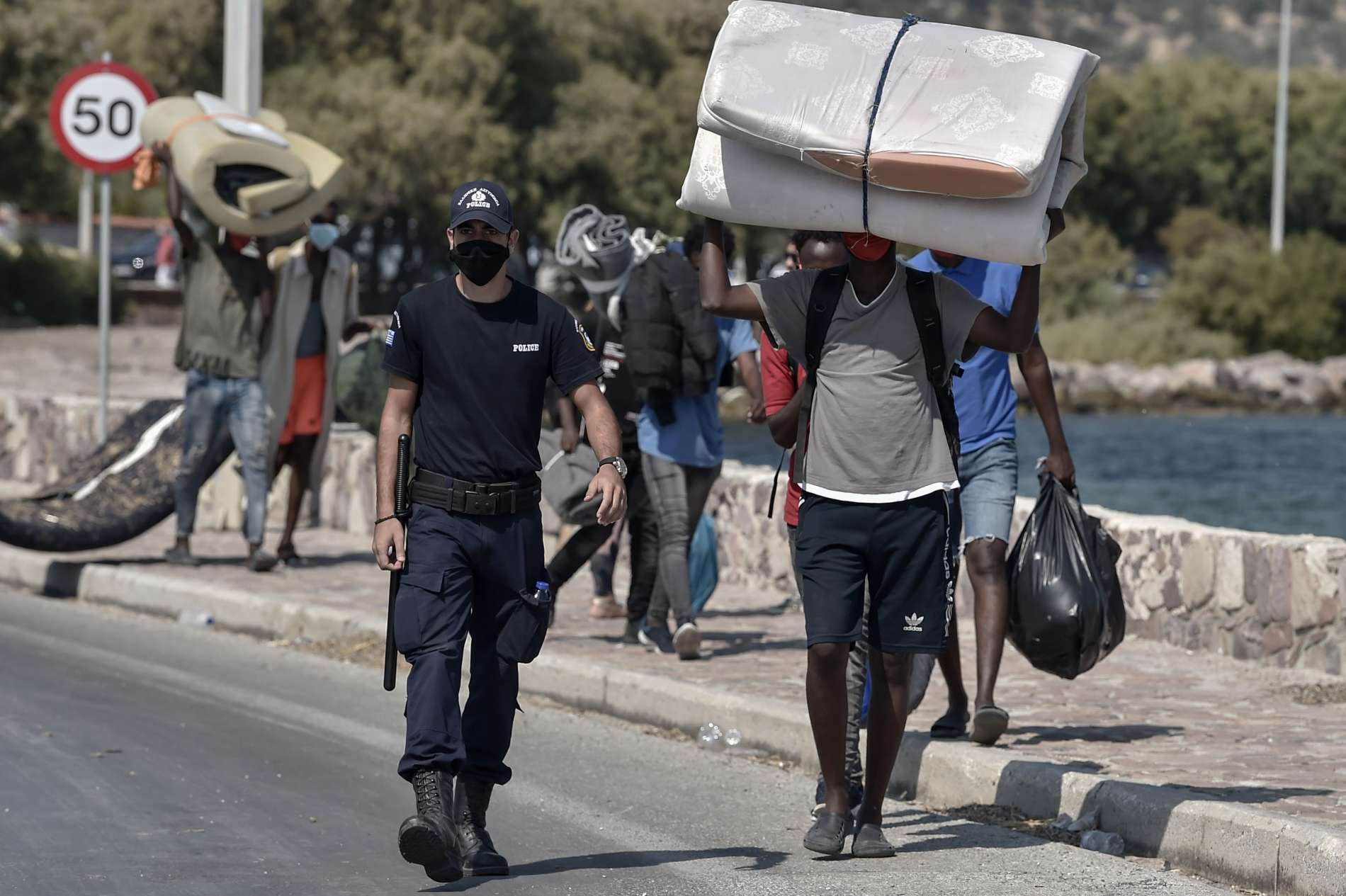 Nach dem Großbrand, der das Flüchtlingslager Moria auf Lesbos zerstörte, konnten inzwischen die ersten Flüchtlinge ein neues Zeltlager beziehen.