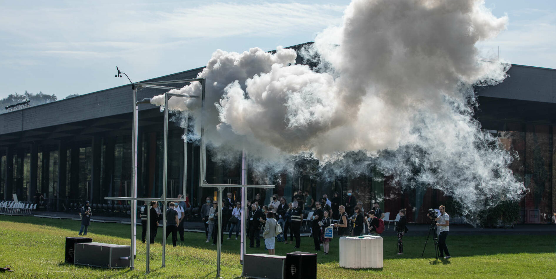 Wolkenerzeugung auf dem JKU Campus: „Ethereal Fleeting“ von Lukas Truniger (CH), Itamar Bergfreund (CH), Bruce Yoder (US)