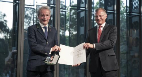 Welser-Möst (l.) nahm das „Verdienstkreuz des Landes OÖ für Kunst und Kultur“ von LH Stelzer entgegen.