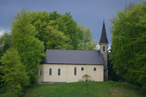 Die idyllisch gelegene Vituskirche in Oberregau punktet u. a. mit ihrer Akustik.