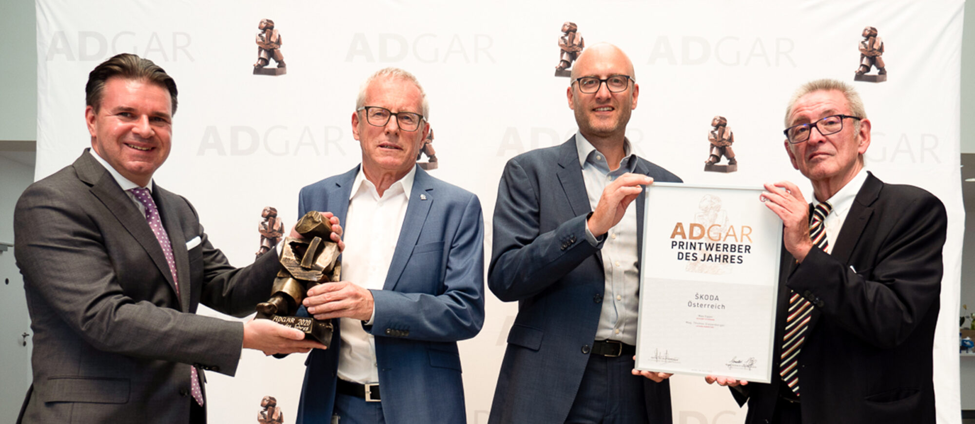 VÖZ-GF Gerald Grünberger (links) und Jury-Vorsitzender Helmut Hanusch (rechts) gratulierten Max Egger (GF Skoda Austria) und Thomas Diesenberger (Marketingleiter) zum ADGAR.