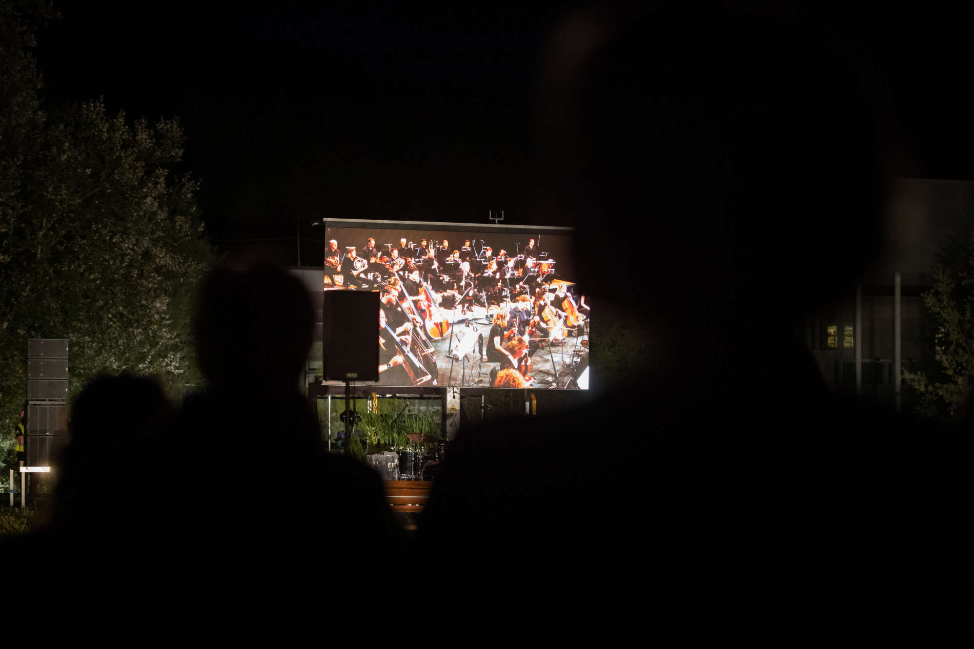 Das Orchester wurde über eine Leinwand ins Freie übertragen, wo Schauspieler Karl Markovics Texte rezitierte.