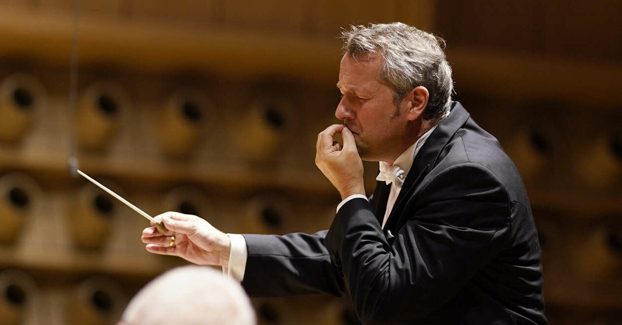 Arbeitete für Bruckners „Sechste“ mit seinem gesamten gestischen Repertoire: Bruckner Orchester-Chefdirigent Markus Poschner.