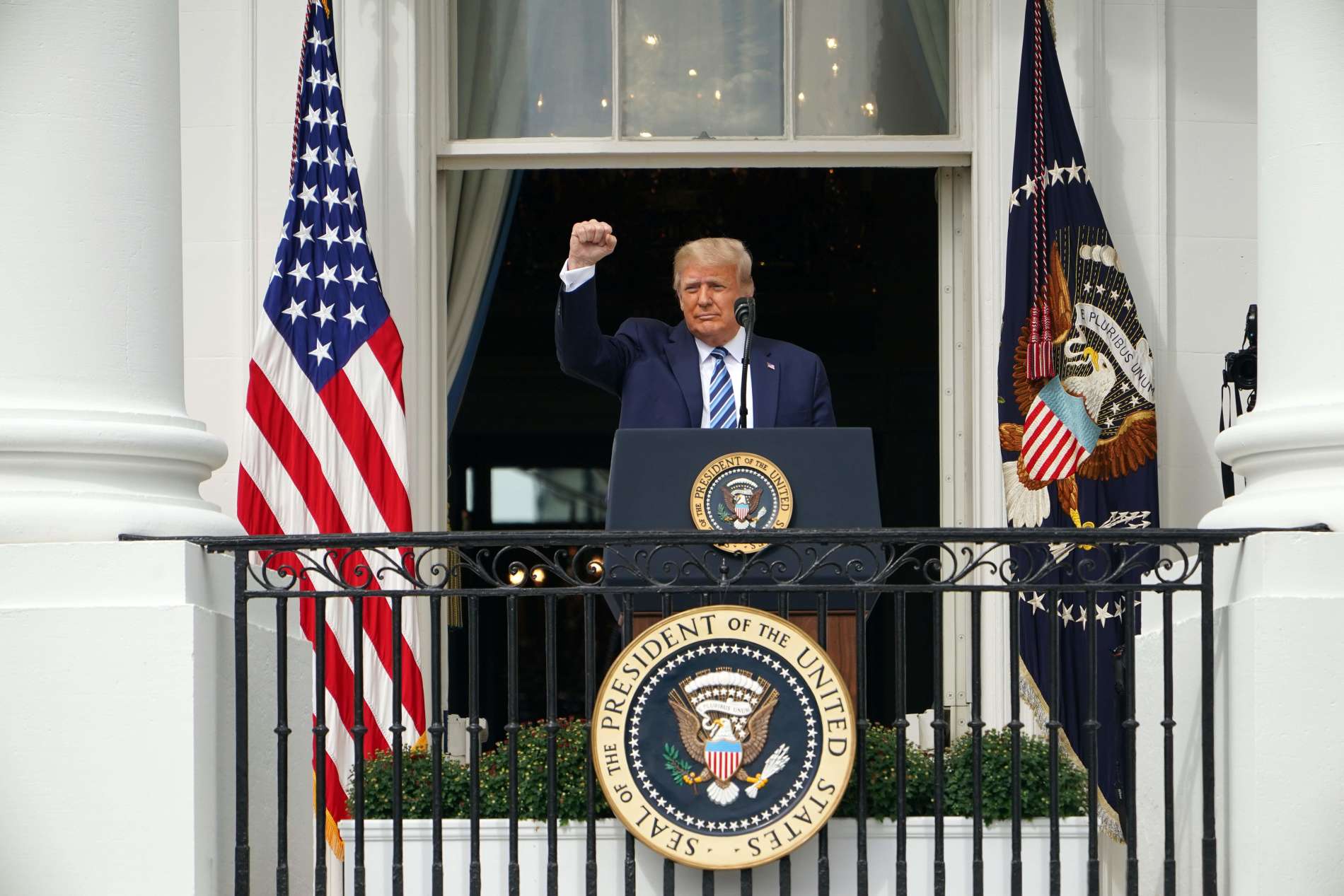 Donald Trump zeigte sich erstmals seit seiner Genesung mit einer 20-minütigen Rede seinen Anhängern auf einem Balkon des Weißen Hauses.