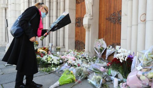 Vor der Kirche Notre-Dame de l'Assomption in Nizza versammelten sich Menschen im Gedenken an das Attentat, legten Blumen nieder und zündeten Kerzen an.