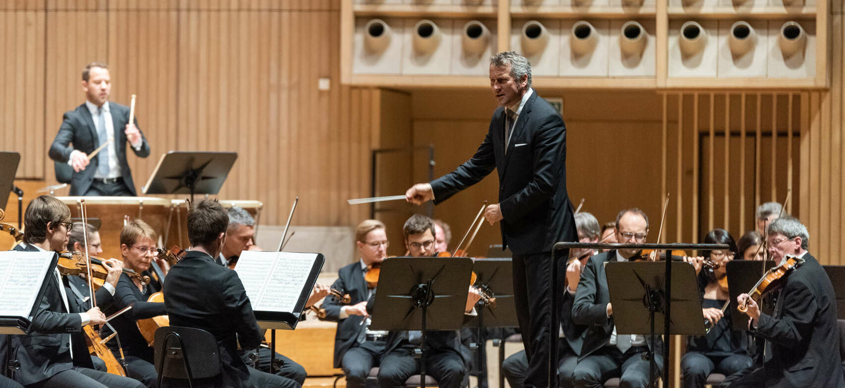 Markus Poschner begeisterte mit seinem Bruckner Orchester im Brucknerhaus.