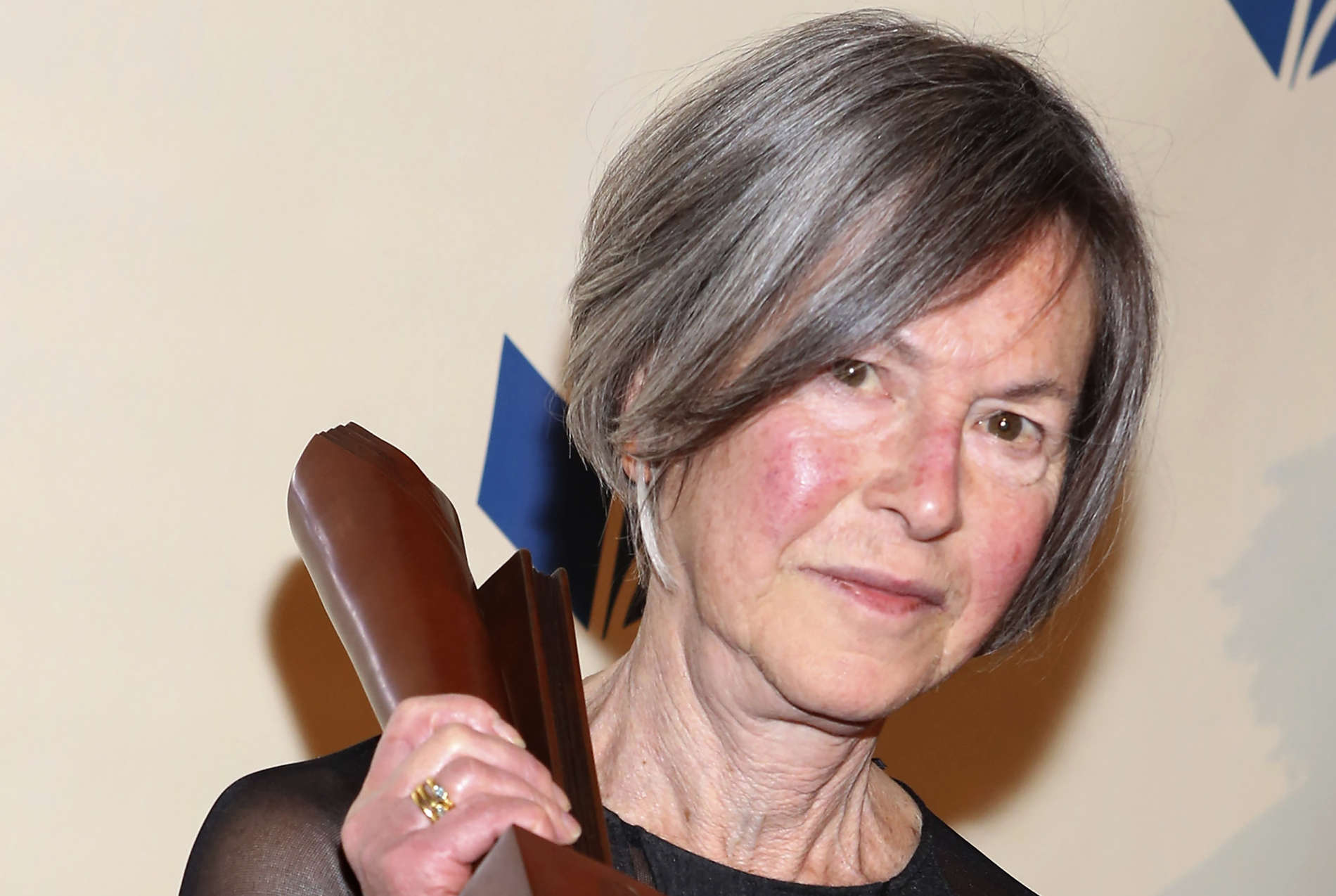 Louise Glück hält 2014 den amerikanischen National Book Award in Händen, am 10. Dezember wird es der Nobelpreis sein.