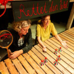 Simone Neumayr (l.) und Katharina Schraml mit der Lehrerin (Badmintonschläger) und ihren Schülern