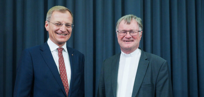 LH Thomas Stelzer mit Bischof Manfred Scheuer beim Solidaritätspreis der Kirchenzeitung 2019