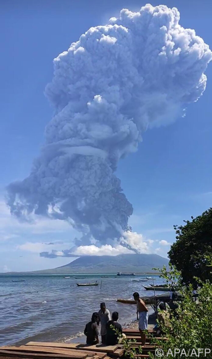 Tausende fl chten vor drohendem Vulkanausbruch  in Indonesien 