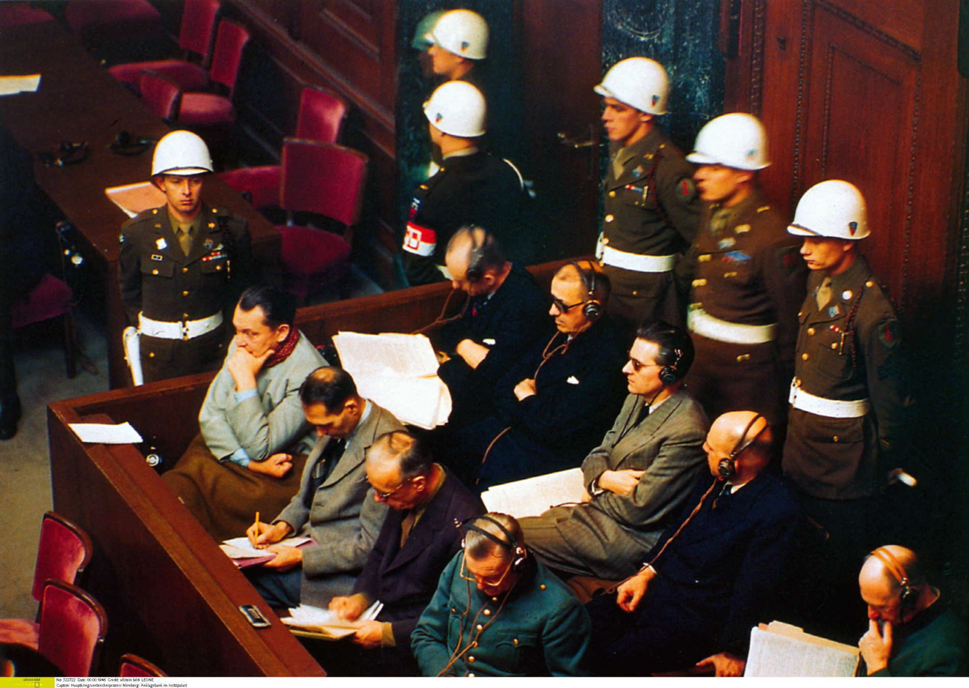 Die Angeklagten auf der Anklagebank des ersten Nürnberger Prozesses im Jahr 1945