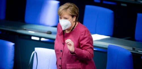 Ende September hatte Kanzlerin Angela Merkel gewarnt, dass es zu Weihnachten 19.200 Neuinfektionen am Tag geben könnte. Am Samstag wurden vom Robert Koch-Institut der neue Höchstwert von 19.059 Fällen binnen eines Tages gemeldet..