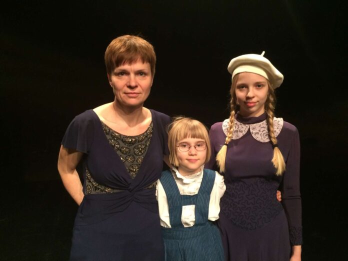 Schauspielerin Bettina Buchholz mit ihren Töchtern Hannah (9) und Helene (16)