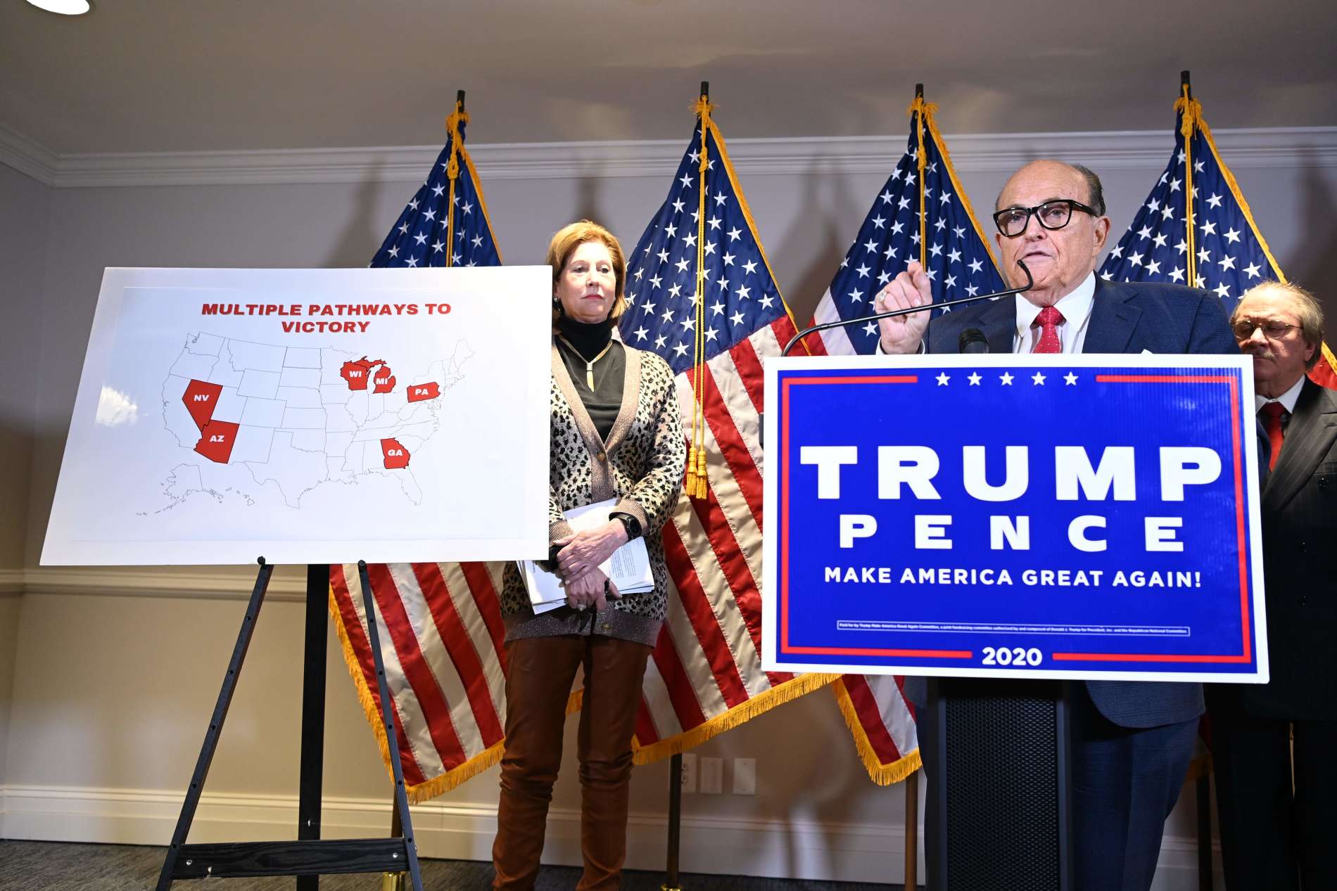 Auch für Trumps langjährigen Anwalt und Vertrauten Rudy Giuliani ist der Kampf ums Weiße Haus noch nicht zu Ende: „Wir können nicht zulassen, dass diese Gauner die Wahl von den Amerikanern stehlen“, meinte der ehemailge Bürgermeister von New York.