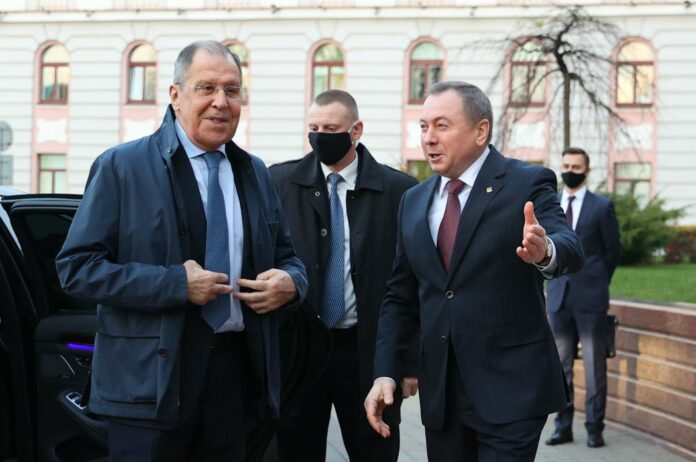 Russlands Außenminister Sergei Lavrov (links) und sein weißrussischer Amtskollege Vladimir Makey bei Gesprächen in Minsk.