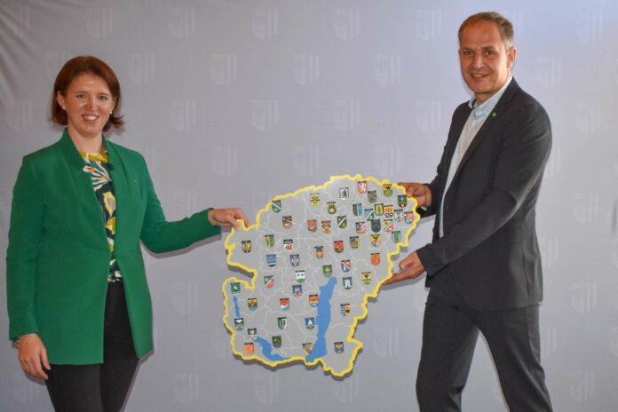 Michaela Langer-Weninger legt den Bezirk in die Hände des neuen ÖVP Bezirksparteiobmannes Christian Mader.