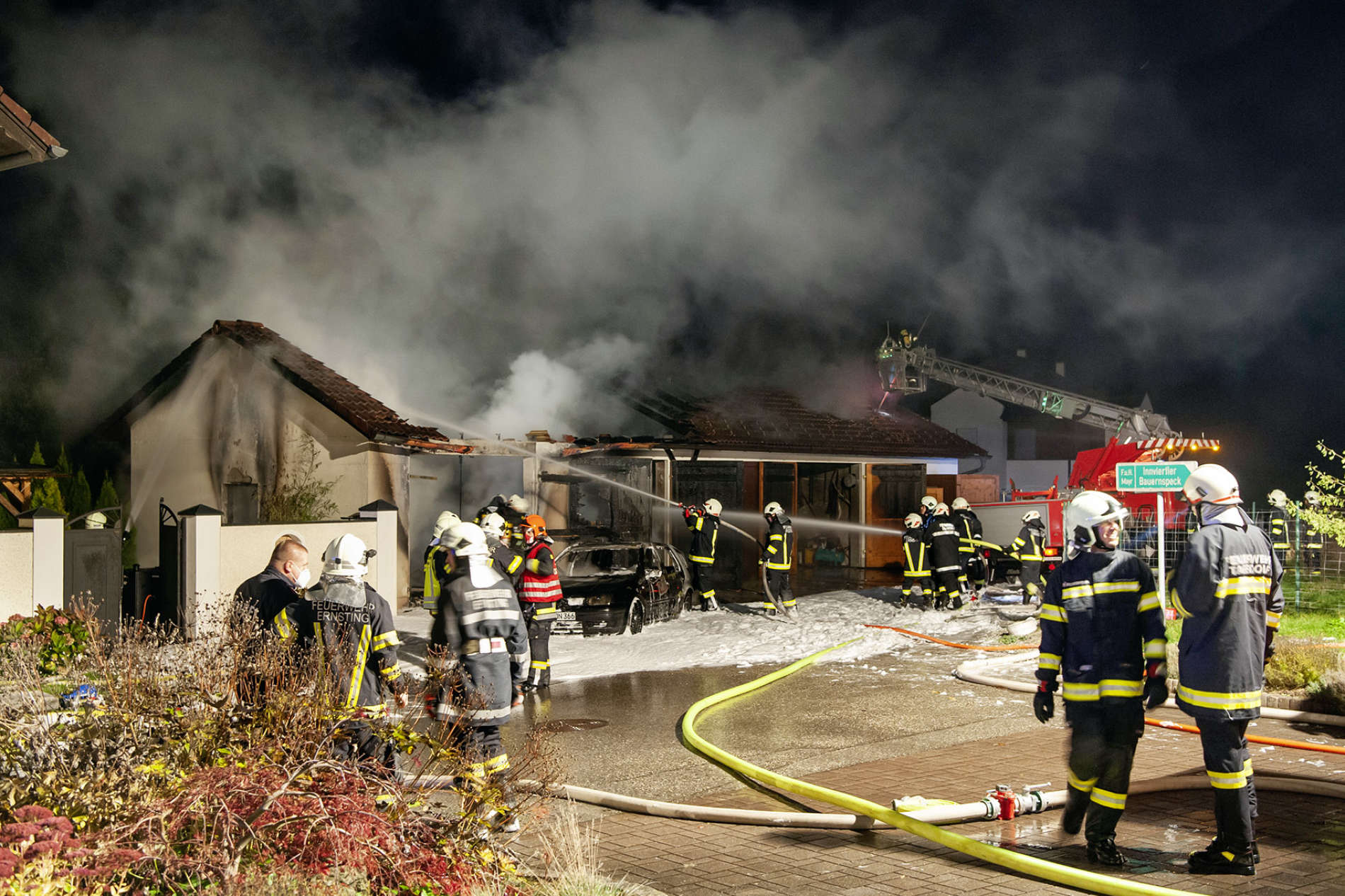 Ein Garagenbrand verursachte in Tarsdorf großen Schaden.