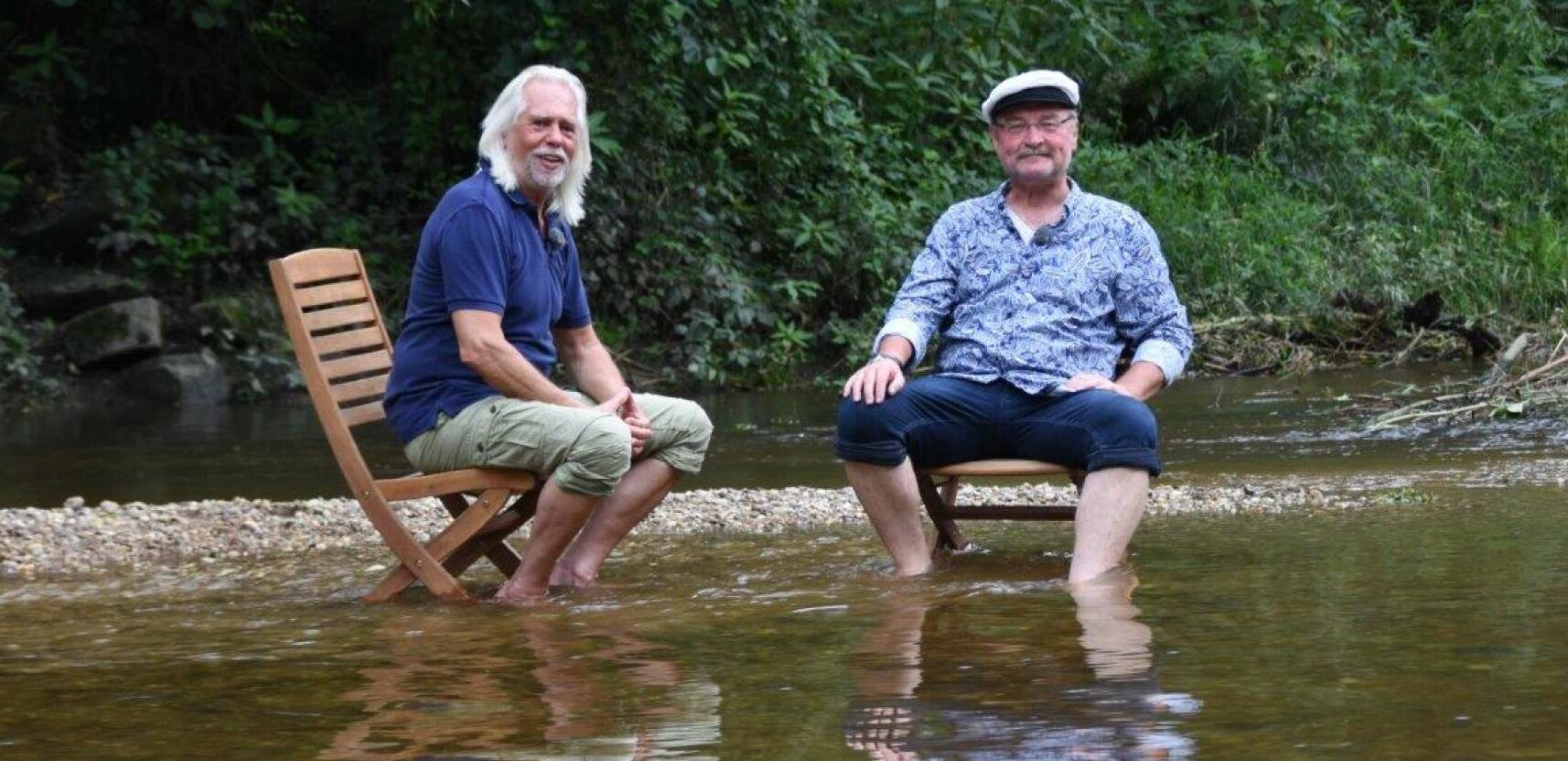 Lässt in der Aulandschaft gern die Füße im Wasser und die Seele baumeln: Schauspieler Ferrry Öllinger (r.) bekam dabei von Naturfilmer Erich Pröll Besuch.
