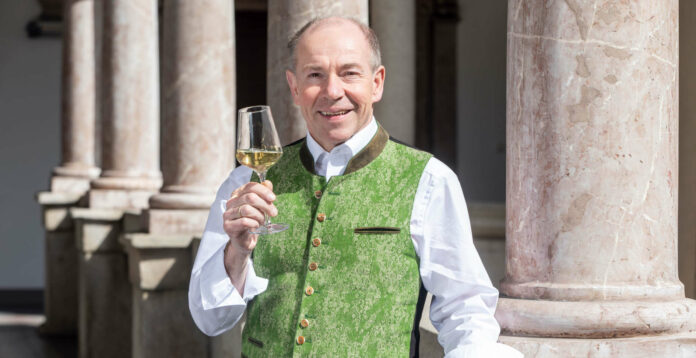 Landesrat Max Hiegelsberger mit jungem Wein aus Oberösterreich, einem Lichtblick in Corona-Zeiten.