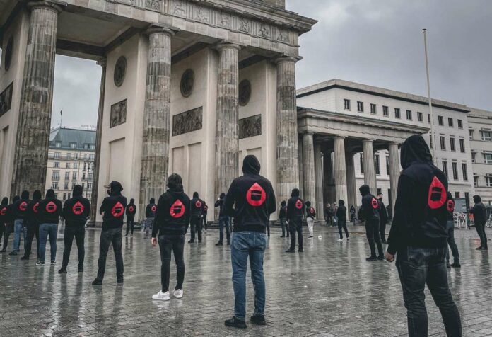 Aufmarsch der Gruppe „Muslim Interaktiv“ vor dem Brandenburger Tor in Berlin - auf Facebook gepostet am Tag nach dem Wiener Anschlag.