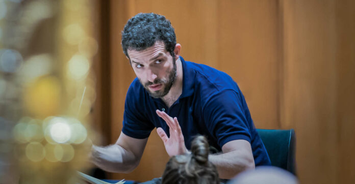 Der israelische Dirigent Omer Meir Wellber