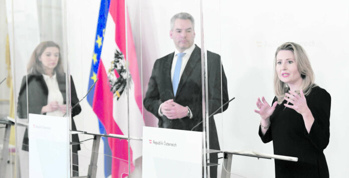 Verkündeten gestern nach dem Ministerrat im Bundeskanzleramt das erste Anti-Terror-Paket (v. l.): Justizministerin Alma Zadic (Grüne), Innenminister Karl Nehammer (ÖVP) und Integrationsministerin Susanne Raab (ÖVP).