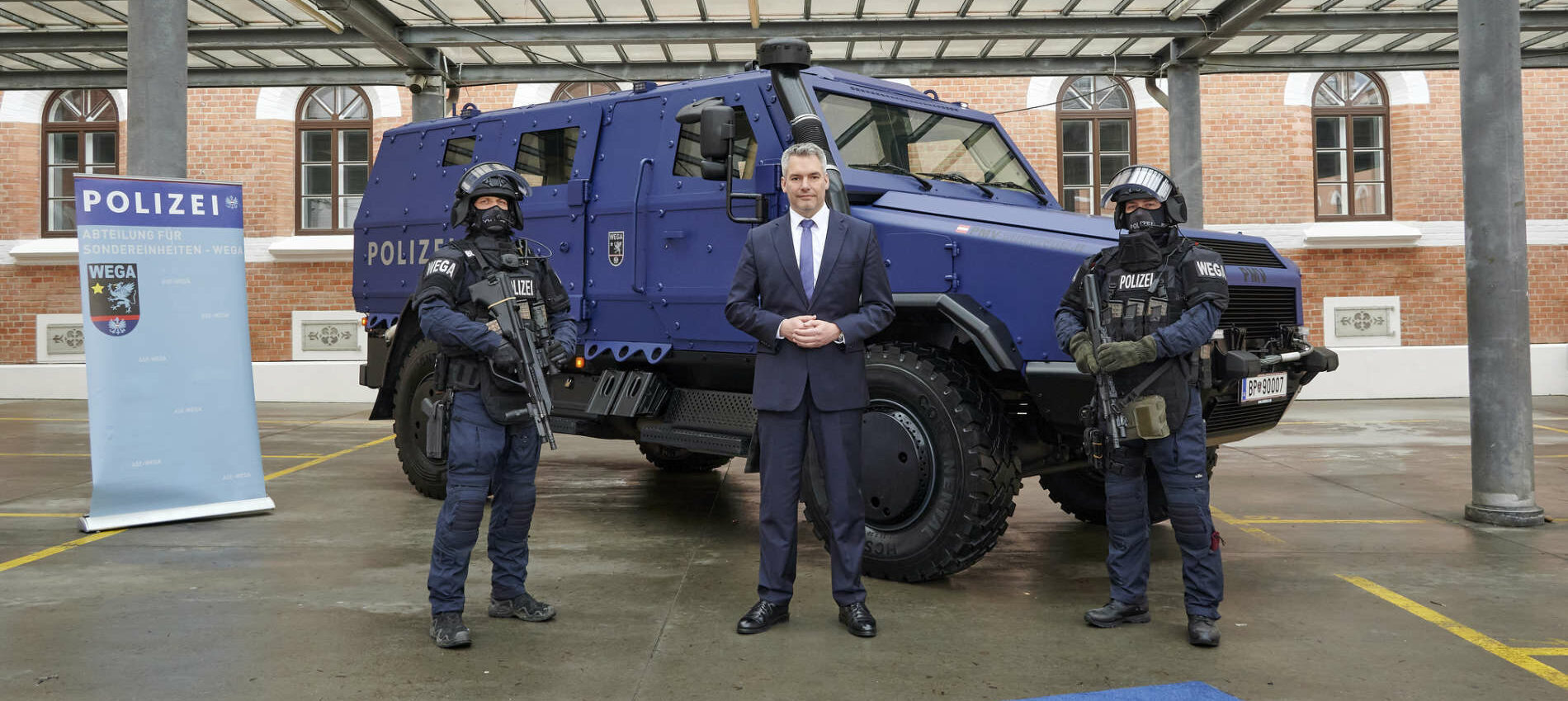 ÖVP-Innenminister Karl Nehammer anlässlich der Übergabe eines neuen gepanzerten Mannschaftstransporters an die Spezialeinheit WEGA.