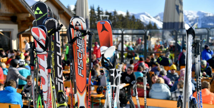 Schifoahn is des Leiwandste, beschauliche Skitouren werden diesen Winter überfüllte Skihütten (links) bestens ersetzen.