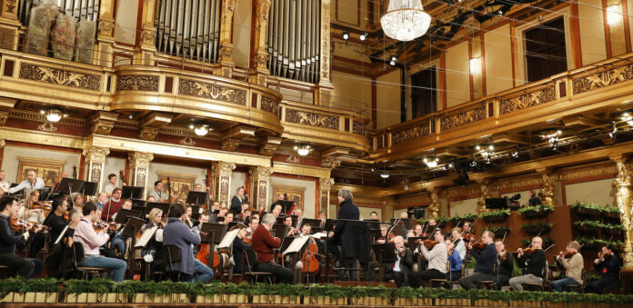 Die Wiener Philharmoniker in den letzten Vorbereitungen fürs Neujahrskonzert im Großen Saal des Musikvereins, das Corona-bedingt heuer ohne Publikum vor Ort auskommen muss.