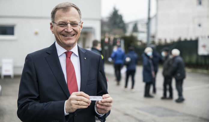 Landeshauptmann Thomas Stelzer ließ sich gleich Freitagfrüh auf das Coronavirus testen.