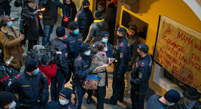 Die Polizei räumte das Lokal in der Linzer Innenstadt und verhängte insgesamt 97 Anzeigen