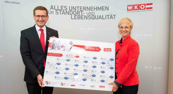 Wirtschaftslandesrat Markus Achleitner und WKOÖ-Präsidentin Doris Hummer präsentieren stolz das neue Lehrstellen-Infoboard.