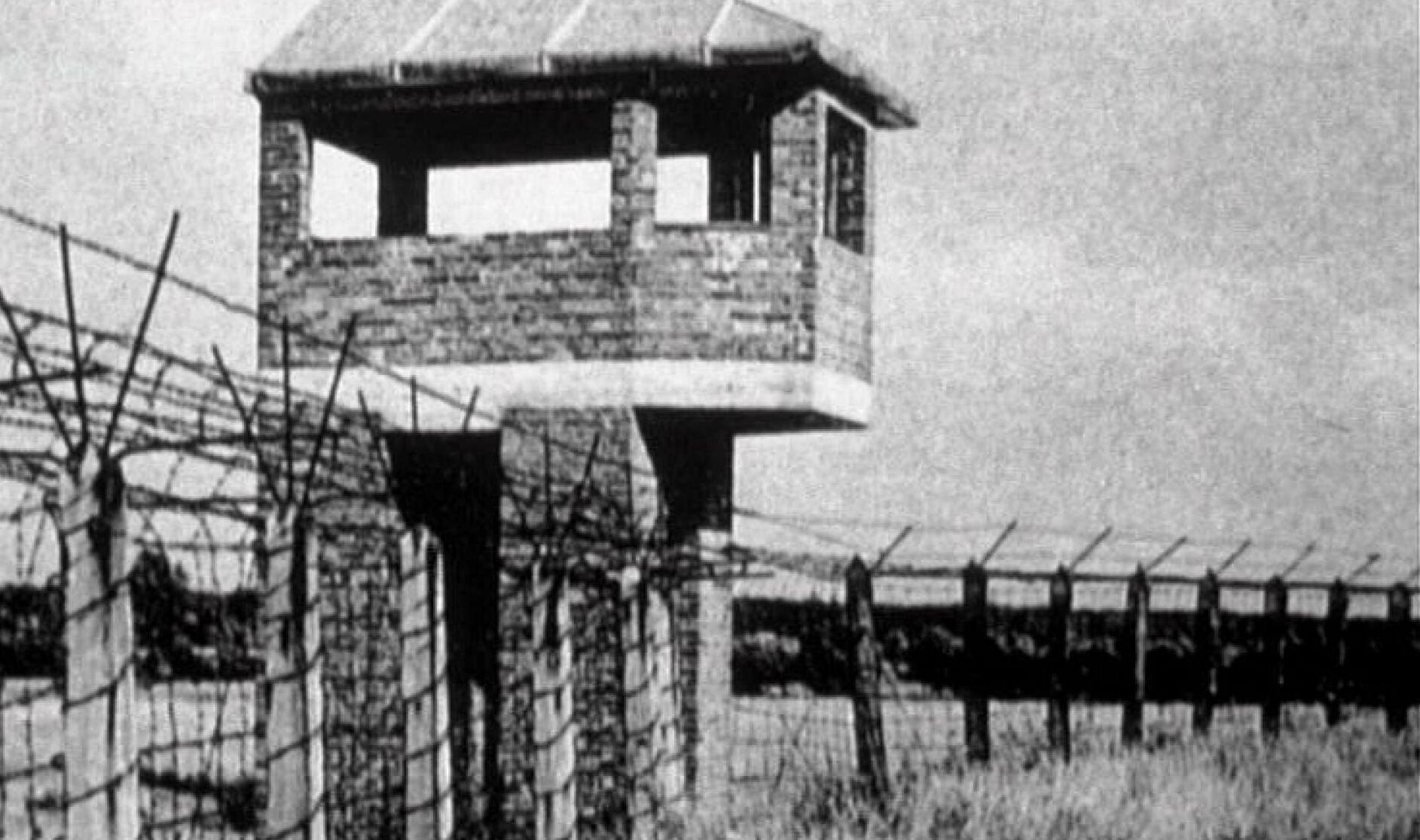 Filmstill aus „Nacht und Nebel“: Wachturm im KZ Auschwitz