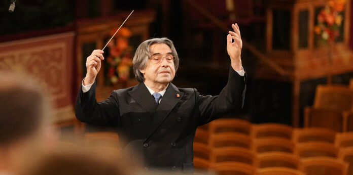 Das Fehlen desPublikums im Saal tat dem Einsatz von Maestro Riccardo Muti und seinerMusiker keinenAbbruch.