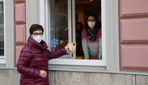 Die Stadtbibliothek Vöcklabruck bietet die Fensterausleihe wieder an: mittwochs von 9 bis 12.30 Uhr, freitags von 9 bis 12.30 Uhr und 13.30 bis 18 Uhr. Im Bild: Bürgermeisterin Elisabeth Kölblinger und Bibliotheksleiterin Birgit Schrank