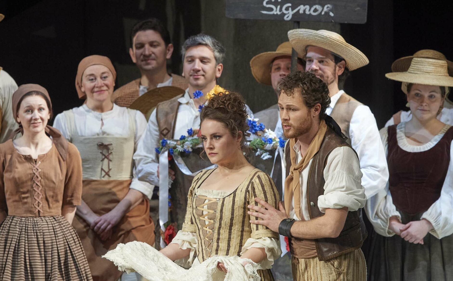 Louise Alder als Susanna und Philippe Sly als titelgebender Figaro mit dem Chor